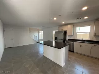 Photo #2: 2609966 Listing