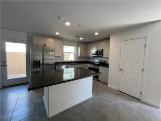 Photo #3: 2609966 Listing