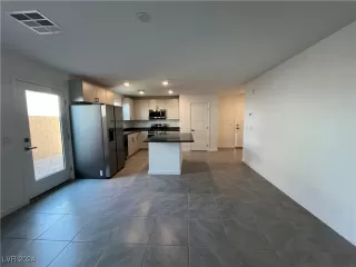 Photo #6: 2609966 Listing