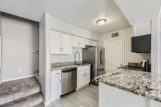 Photo #3: 2610181 Listing 