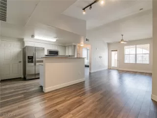 Photo #4: 2610438 Listing