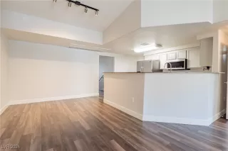 Photo #5: 2610438 Listing