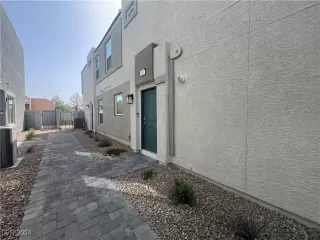 Photo #2: 2610536 Listing