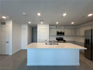 Photo #6: 2610536 Listing