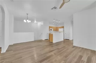 Photo #4: 2610985 Listing