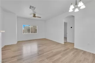 Photo #5: 2610985 Listing