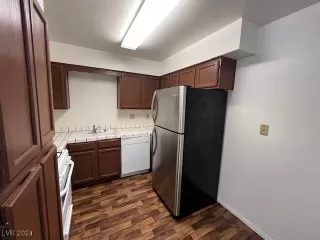 Photo #3: 2611159 Listing