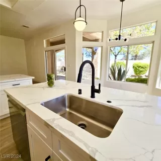 Photo #3: 2611194 Listing