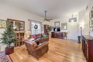 Photo #4: 2611587 Listing