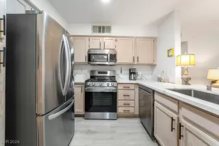 Photo #4: 2611709 Listing