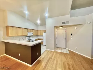 Photo #4: 2611814 Listing