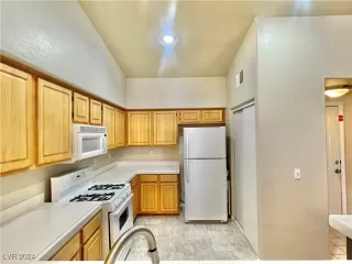 Photo #5: 2611814 Listing