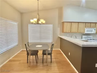 Photo #6: 2611814 Listing