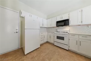 Photo #5: 2611944 Listing