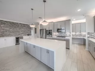 Photo #1: 2612438 Listing 