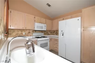 Photo #3: 2612758 Listing 