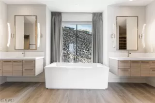 Photo #5: 2613975 Listing 