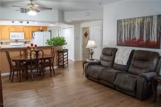 Photo #3: 2613986 Listing