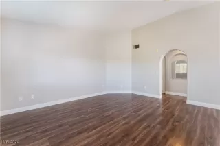 Photo #6: 2614638 Listing