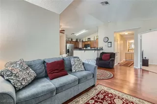 Photo #6: 2615358 Listing