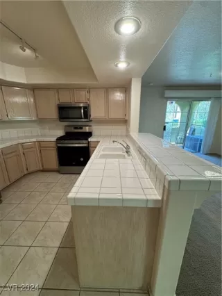 Photo #4: 2618580 Listing