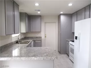 Photo #4: 2620958 Listing