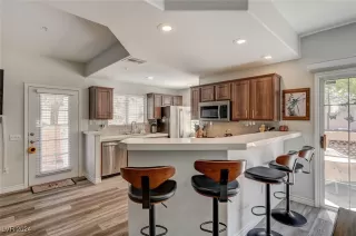 Photo #2: 2621047 Listing