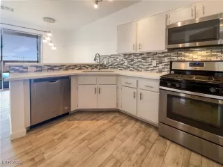 Photo #5: 2622054 Listing