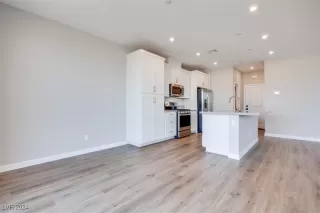 Photo #4: 2628898 Listing