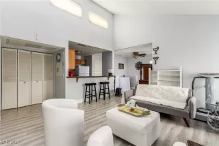 Photo #5: 2633038 Listing