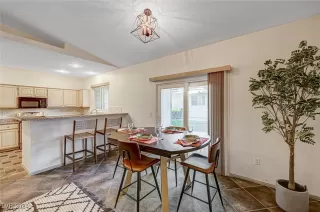 Photo #6: 2634983 Listing