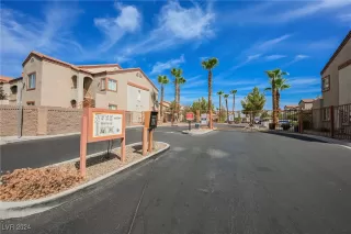 Photo #4: 2635980 Listing