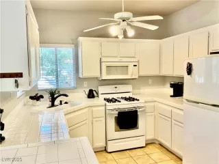 Photo #5: 2636387 Listing