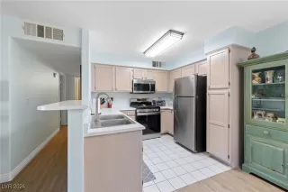 Photo #5: 2638886 Listing