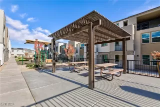 Photo #5: 2638968 Listing