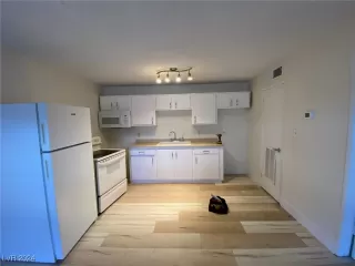 Photo #4: 2639951 Listing