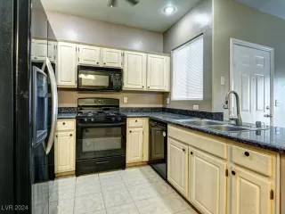 Photo #4: 2640655 Listing