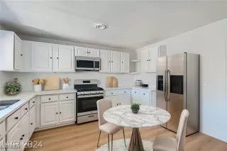 Photo #5: 2640754 Listing