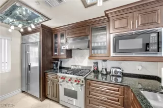 Photo #6: 2640877 Listing