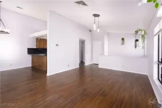 Photo #6: 2640935 Listing