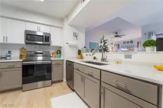 Photo #3: 2640968 Listing