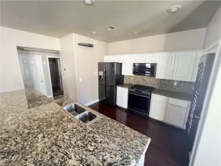 Photo #6: 2645756 Listing