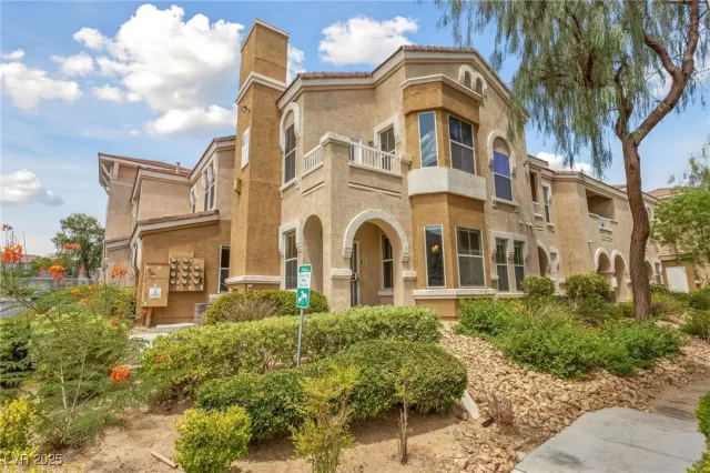 MLS: 2647068 Condo For Sale