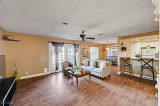 Photo #3: 2648296 Listing