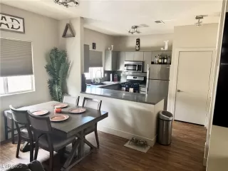 Photo #5: 2649981 Listing