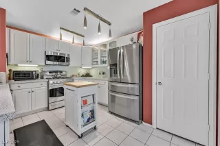 Photo #4: 2650119 Listing