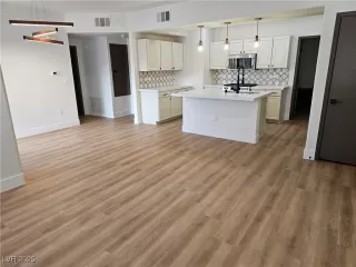 Photo #4: 2650282 Listing 