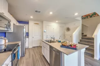 Photo #5: 2650347 Listing