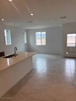 Photo #6: 2650679 Listing