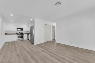 Photo #3: 2650781 Listing